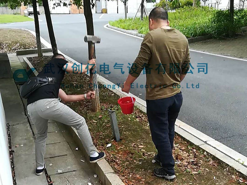 我司技術(shù)人員為長(zhǎng)沙客戶調(diào)試絕緣手套靴耐壓裝置